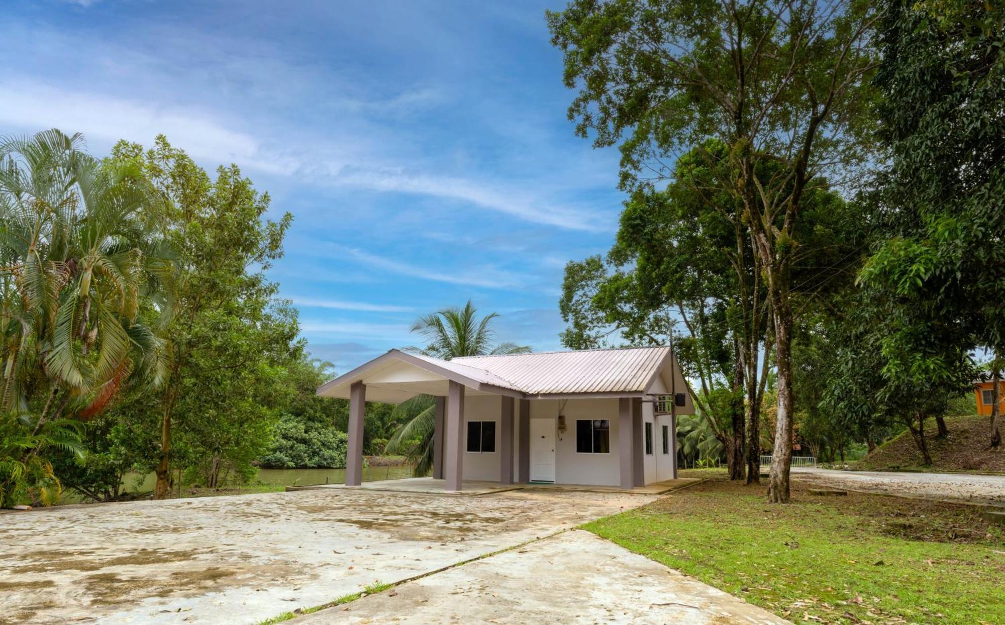 Putra Sentosa Retreat Camp, Sematan Hotel Ngoại thất bức ảnh